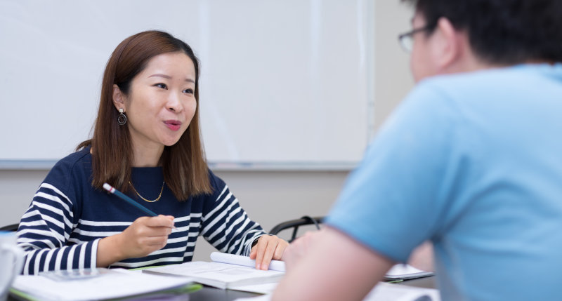 a Chinese teacher from Modulo teaching a student